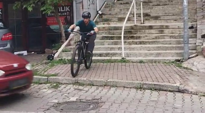 Bursa'da merdivenlerden aşağı bisikletle inerken otomobil çarptı