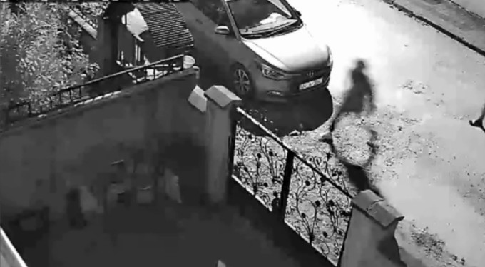 Bursa'da evin bahçesinden bisiklet çalan şüpheli kameraya yakalandı