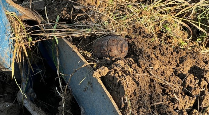 Bursa'da tarlayı süren çiftçi patlamamış el bombası buldu