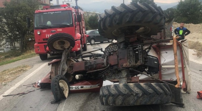 Bursa'da servisten indirilen öğrencilerin bindiği traktör kaza yaptı: 6 yaralı