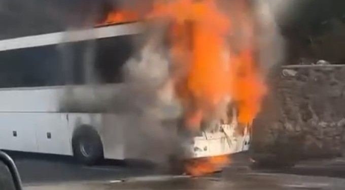 Bursa'da seyir halindeki otobüs alev alev yandı
