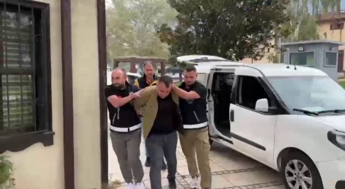 56 yıl kesinleşmiş hapis cezasıyla aranırken, kardeşinin kimliğiyle yakaladı