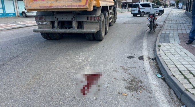 Kamyonla çarpışan motosikletli genç hayatını kaybetti
