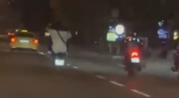 Tek teker ilerleyen motosiklet sürücüsü kamerada