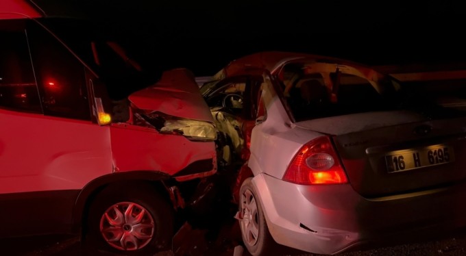 Bursa'da otomobil kamyonet ile çarpıştı: 2 yaralı