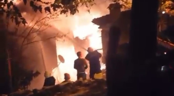 Bursa'da 3 ev alevlere teslim oldu