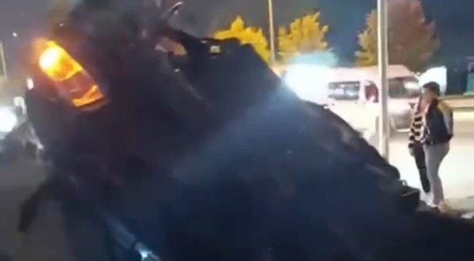 Buırsa'da direksiyon hakimiyetini kaybeden sürücü otomobiliyle takla attı