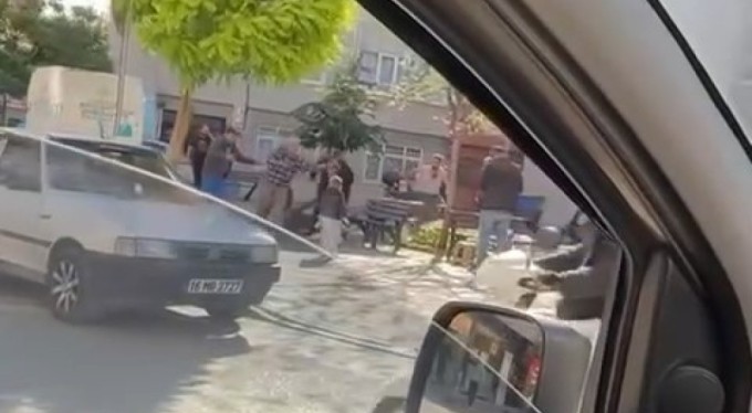 Alacak-verecek meselesi yüzünden çocuklarının yanında kavga ettiler