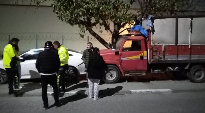 Kaza yapan sürücü başka bir aracın çarpması sonucu ağır yaralandı