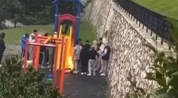 Bursa'da çocuk parkında kaydırağı yakıp sohbet ettiler