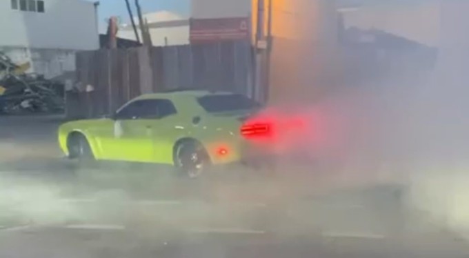 Bursa'da trafiği kesip tozu dumana kattı, 33 bin lira ceza yedi