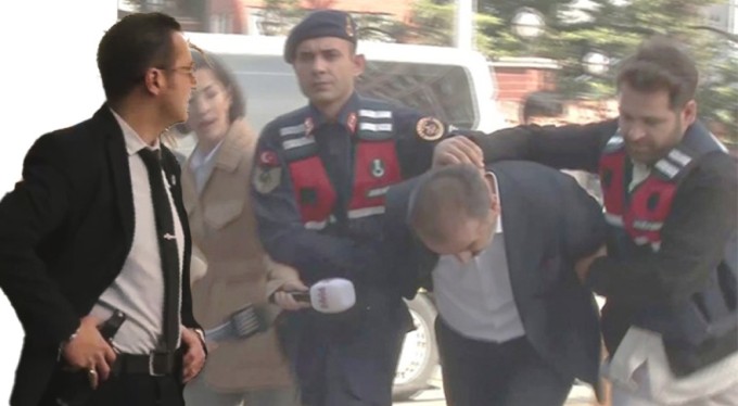 "Benimle fotoğraf çektir" diyerek tehdit eden çete üyesi ile böyle fotoğraf çekti