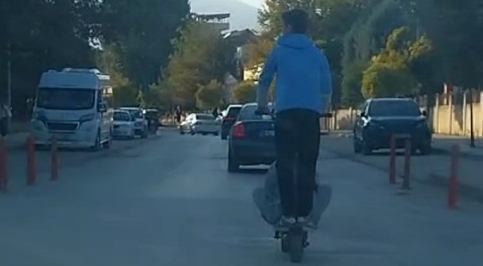 Scooter ile tehlikeli yolculuk kamerada