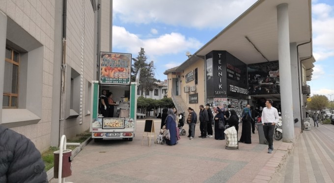 Bursa'da cami imamı FETÖ elebaşı Gülen'in ölümü nedeniyle lokma dağıttırdı