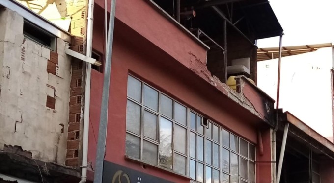 Bursa'da baba-oğul şakalaşırken pencereden düştü