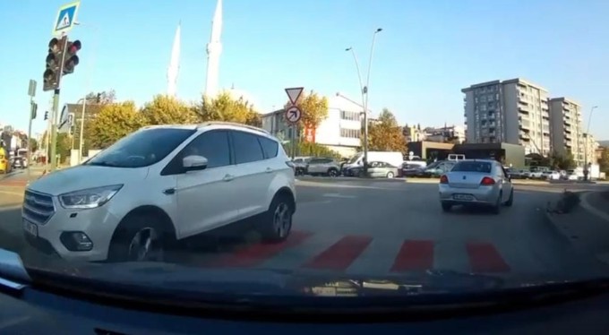 Bursa'da ters yönde ilerleyen otomobil kamerada