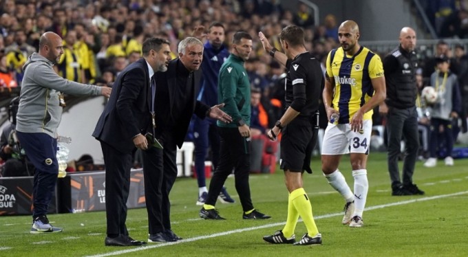 Jose Mourinho kırmızı kart gördü