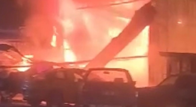 Eşi ile tartıştıktan sonra cinnet getiren esnaf işyerini ateşe verdi