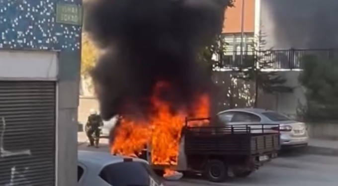 Seyir halindeki kamyonet alev topuna döndü