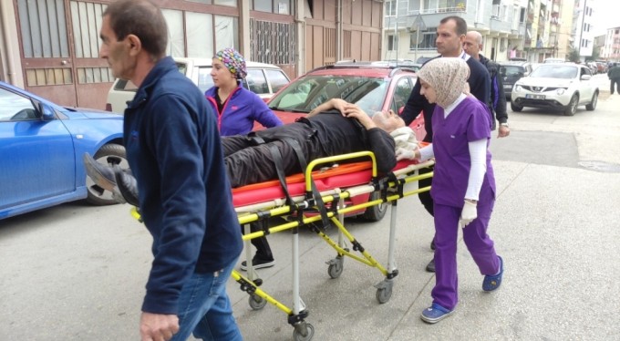 Bursa'da zeytin budarken ağaçtan düşen adam yaralandı