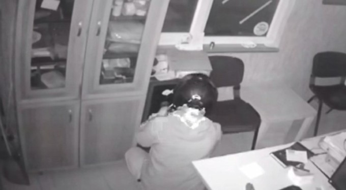 Bursa'da yedek anahtar ile eski dükkanını soydu