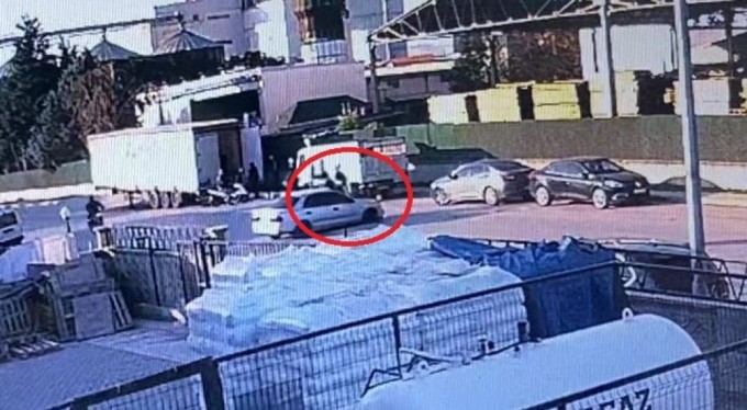 Otomobille çarpışan motosikletteki 2 kişinin yaralandığı anlar kamerada