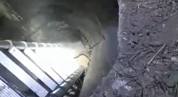 Açık bırakılan rögara düştü, yanındaki arkadaşı dakikalar sonra fark etti