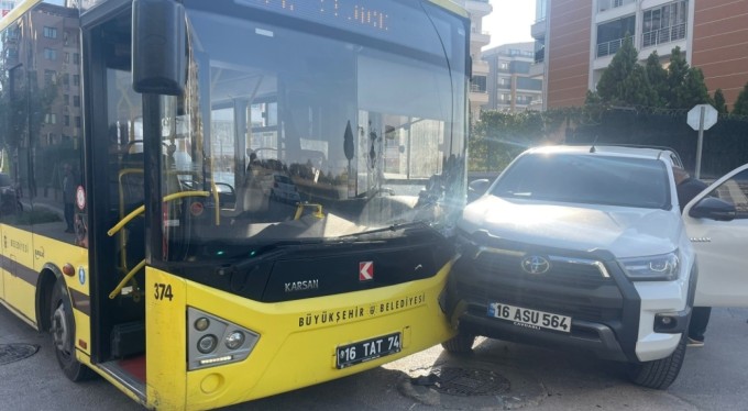 Belediye otobüsü kamyonetle çarpıştı : 1 yolcu yaralandı