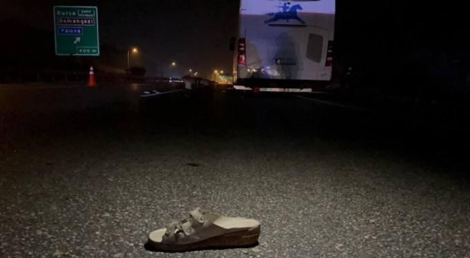 Otobanda yolun karşısına geçmek isteyen kadına otobüs çarptı: 1 ölü