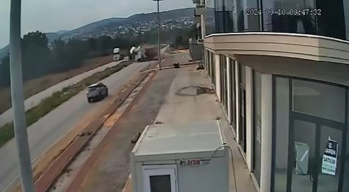 Dikkatsiz kamyoncular, kafa kafaya çarpıştı