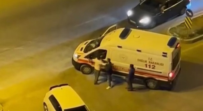 "Beni tanıyor musun?" diyerek ambulansın camını yumrukladı, o anlar kamerada
