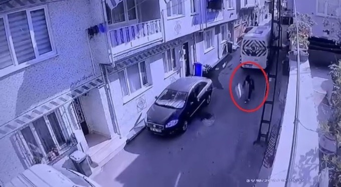 Geri manevra yapan servis minibüsü kadına çarptı