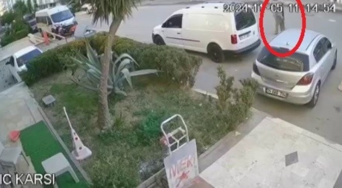 Geri manevra yapan araç yaşlı adama çarptı