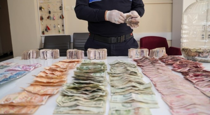 Bu da gezgin dilenci! Üzerinden çıkan paralarla pes dedirtti!