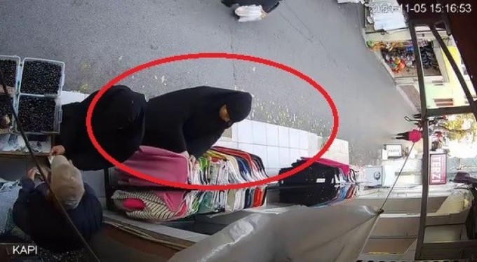 Kaşla göz arasında kıyafet çalan şüpheliler kamerada