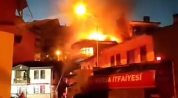 2 katlı apartmanın 2. katı alev alev yandı