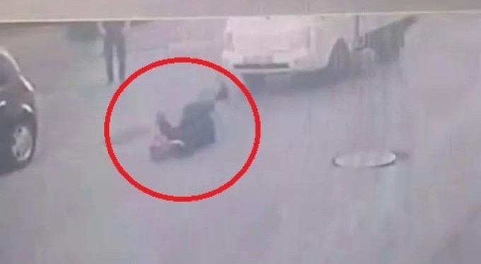 Bursa'da korku dolu anlar! Kamyonetin çarptığı yaşlı kadın böyle savruldu