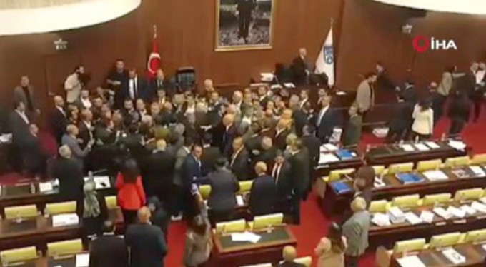 Ankara Büyükşehir Belediye Meclis Toplantısı'nda konser gerginliği