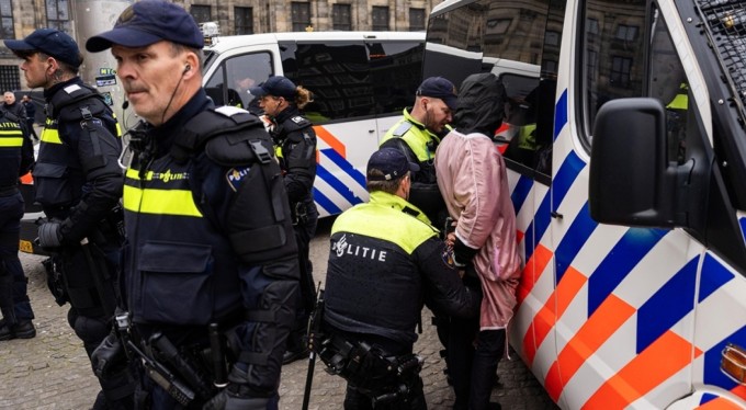 Amsterdam'da İsrailli taraftarlar ile Filistin destekçileri arasında olay çıktı