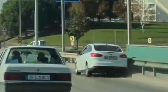 Bursa'da korku dolu anlar! Direksiyon başında fenalaştı, bir sağa bir sola çarptı