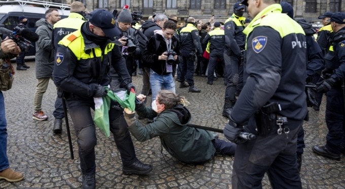 Hollanda'da Filistin destekçilerine polisten sert müdahale: 100'den fazla gözaltı