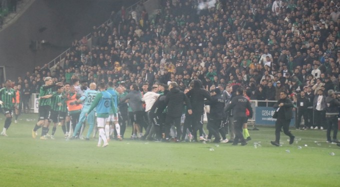 Sakaryaspor-Kocaelispor maçında ortalık karıştı, maç 15 dakika uzadı