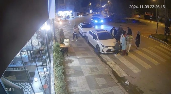 Otomobilin açılan kapısına çarpan scooter sürücüsü yaralandı