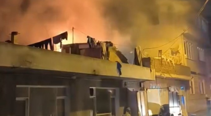 Tek katlı ev alev alev yandı