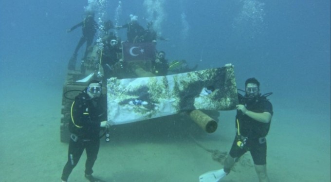 Denizin altında Türk bayrağı ve Atatürk posteri açtılar