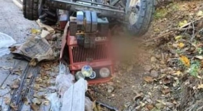 Devrilen traktörün altında kalan genç hayatını kaybetti