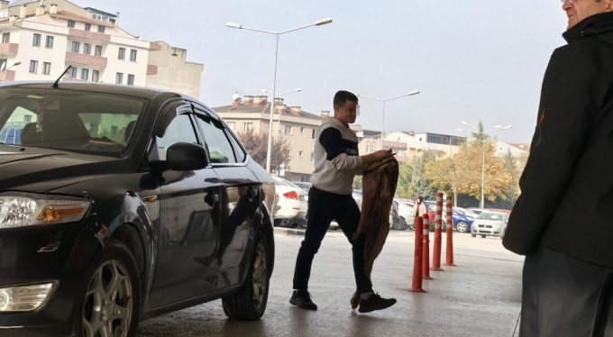 Elini makineye kaptıran işçinin parmağı koptu