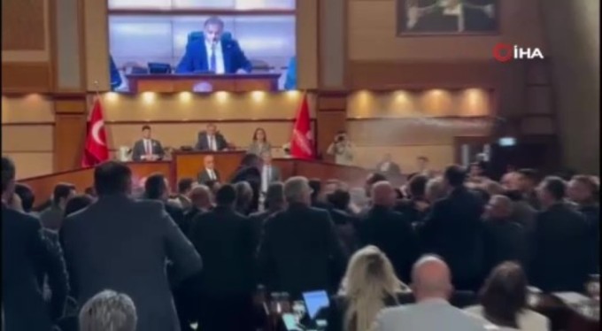 Mecliste kavga çıktı! Yumruklar ve su şişeleri havada uçuştu