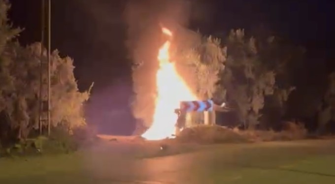 Bursa'da kaza yapan otomobil alev alev yandı