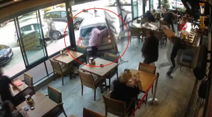 Facia böyle geldi: Ölümle burun buruna kaldı, telefonu ile görüntü çekmeye çalıştı